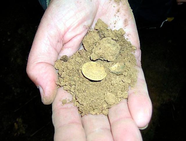 Золотые монеты найденные на Хартфордширском поле, Англия.