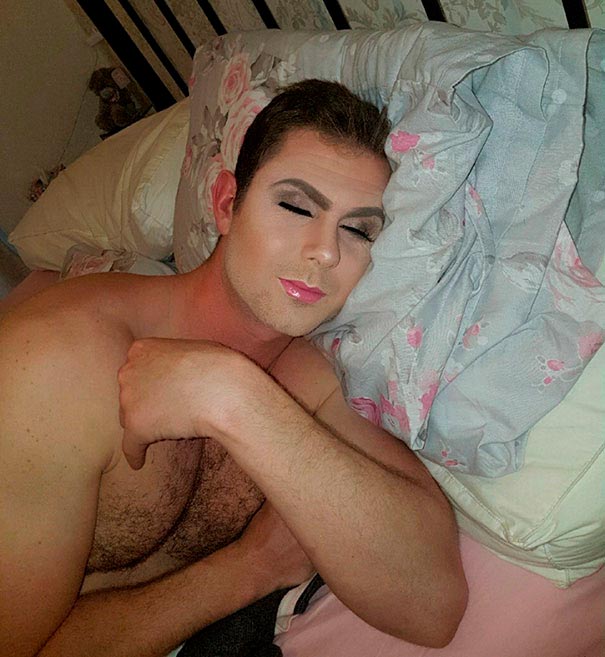 Спящий Стивену Холлу с макияжем на лице