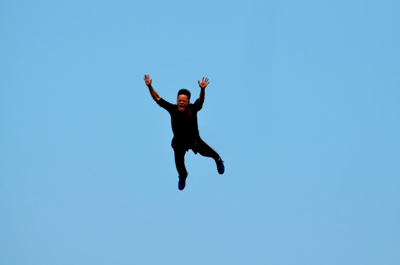 Люди падают с самолета. Падающий человек. Человек прыгает. Человек в прыжке. Парень в прыжке.