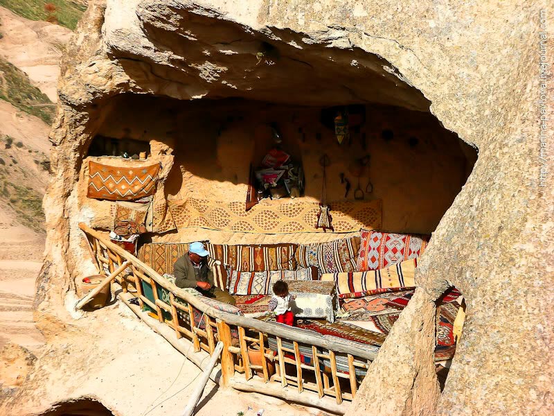 Одно из пещерных жилищ в Каппадокии