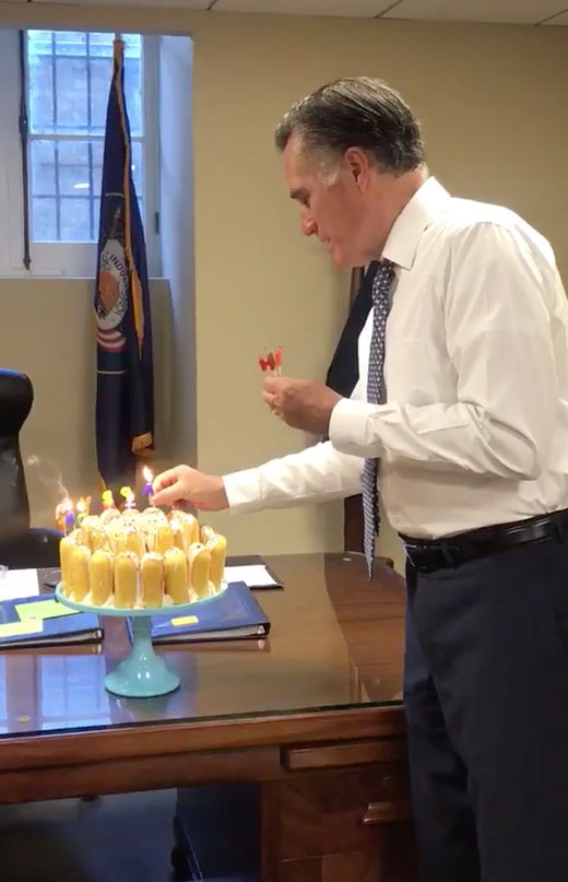 Митт Ромни задувает свечи по одной
