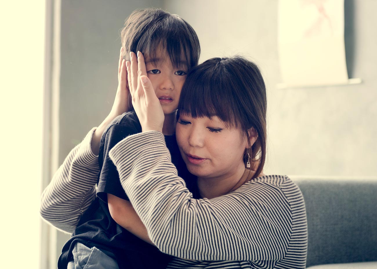 Японская мать и дочка. Япония мама. Мама и дочь Япония. Японские дети с матерью. Мама и ребенок Япония.