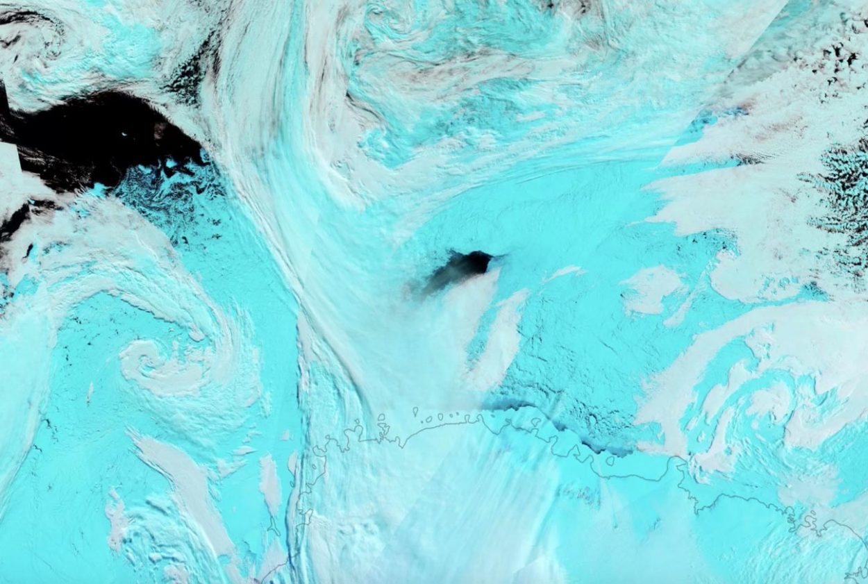 Откуда взялись таинственные дыры в антарктическом льду? 