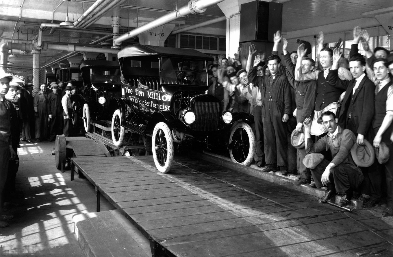 Форд поднял зарплату своим рабочим, чтобы те могли покупать его автомобили.