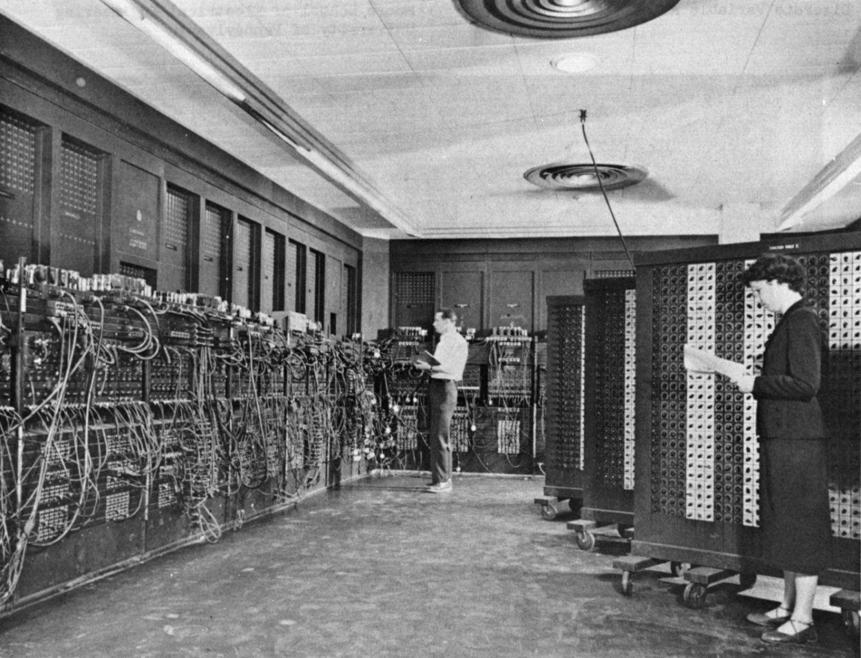 Первый в мире купил. ЭНИАК 1946. Eniac (Electronic numerical Integrator and Computer). Компьютер Eniac 1943. Компьютер ЭНИАК 1946.