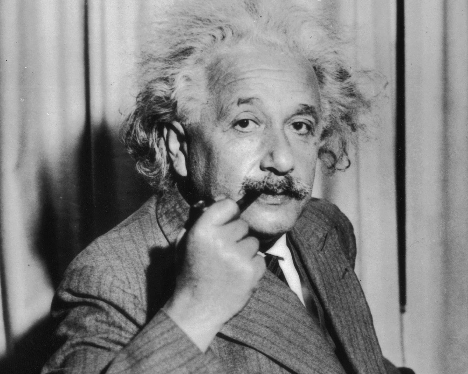 Физик Альберт Эйнштейн (1879-1955).