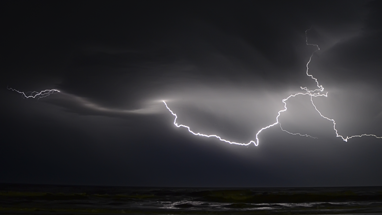 Может ли молния сбить самолет? 7 интересных фактов о молниях