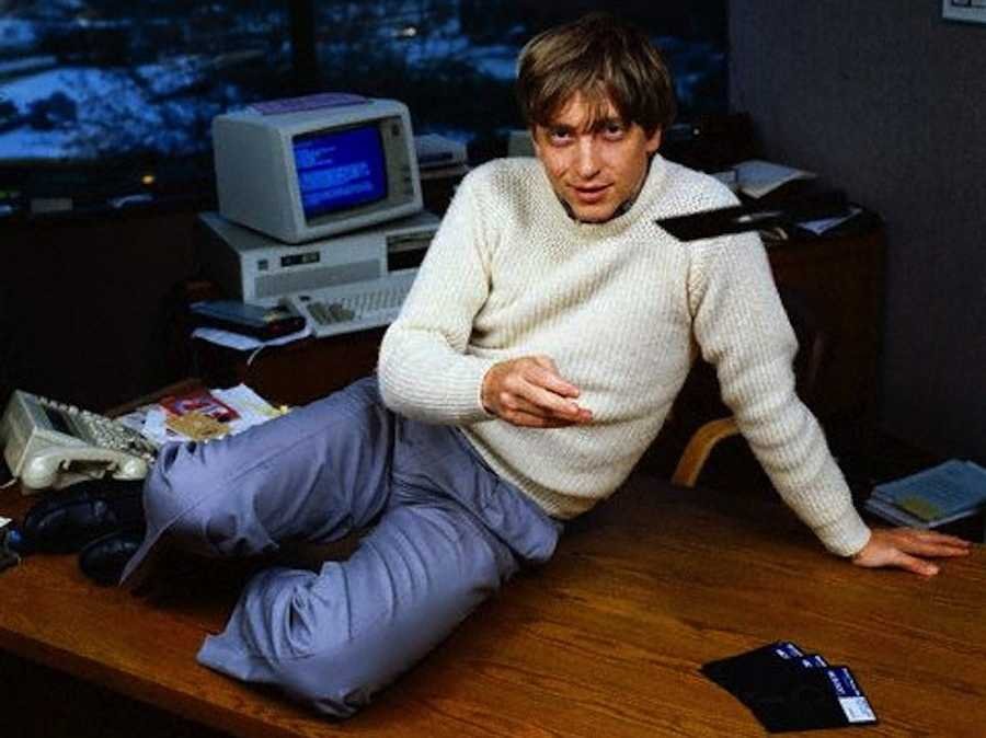 В 1989 году Билл Гейтс самостоятельно оказал клиенту Microsoft необходимую ...