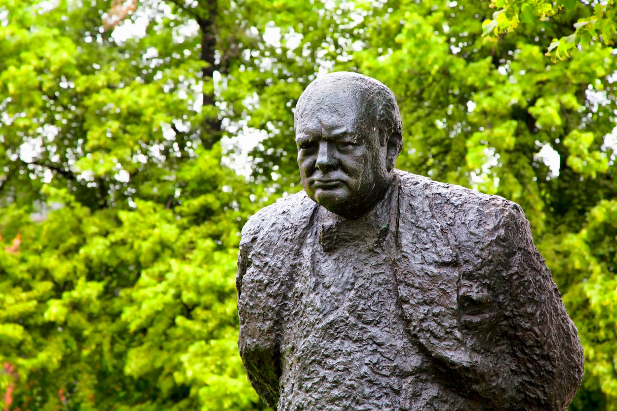 «Демократия — наихудшая форма правления, если не считать всех остальных»: 10 лучших цитат Уинстона Черчилля