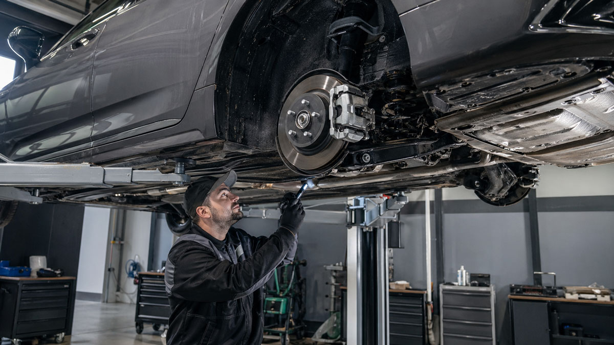 BMW на подъемнике перед антикоррозийной обработкой днища и арок